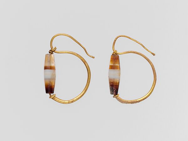 Gold earring with agate bead