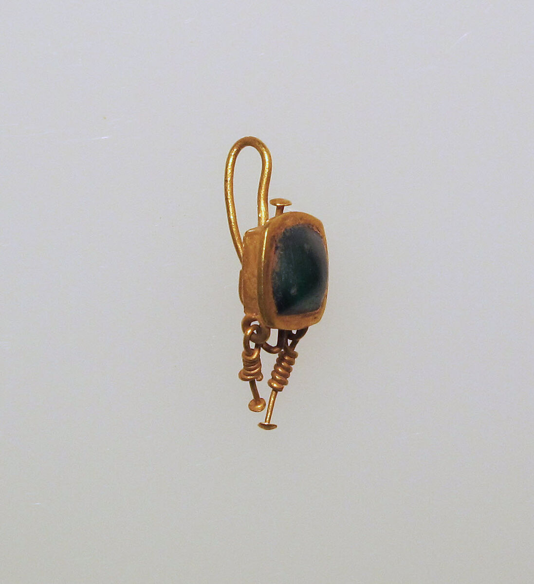 Earring-hook type with emerald setting, Gold, emerald 