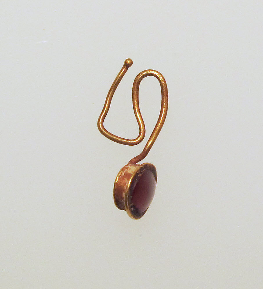Earring-hook type with sard setting, Gold, sard 