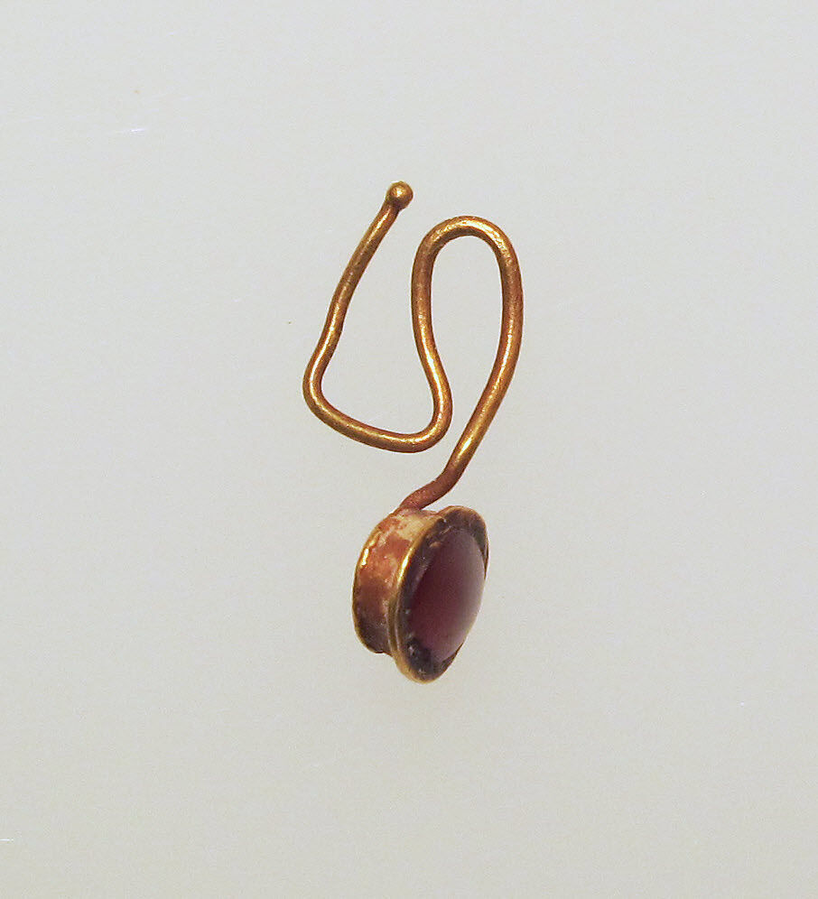 Earring-hook type with sard setting, Gold, sard 