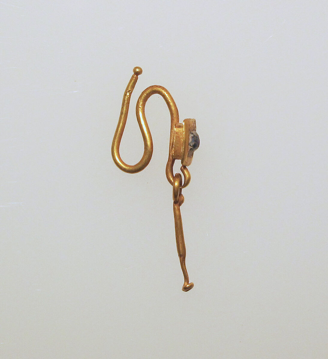 Gold earring with pendant and paste setting, Gold, glass paste, Roman 