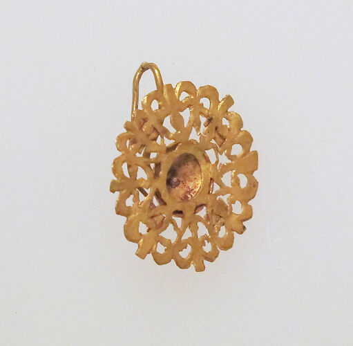 Gold earring with rosette disk