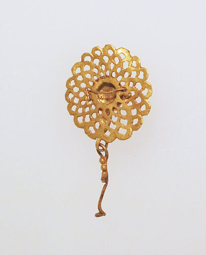 Gold earring with rosette disk