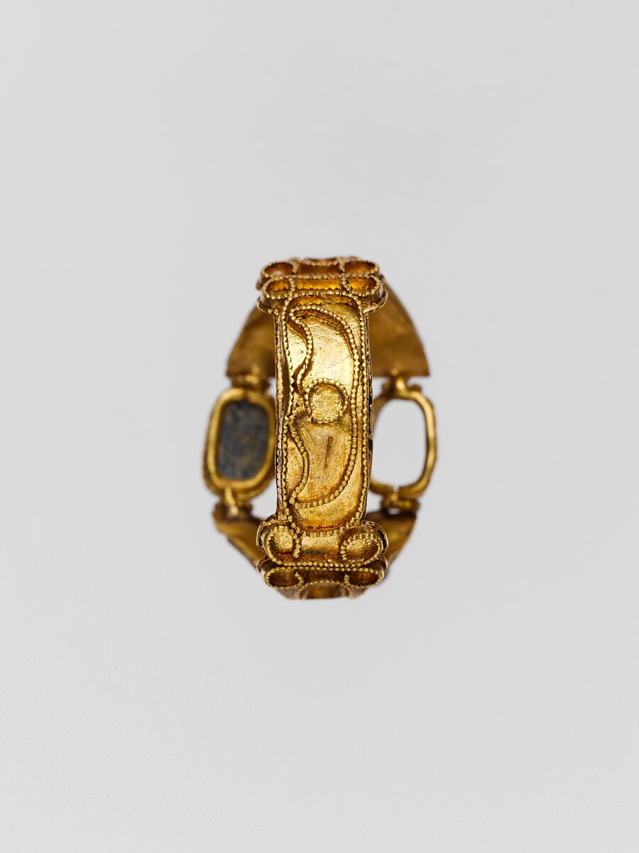 Gold ring: 3 box settings on the bezel and cloisons on the sides, Gold, sard, glass paste, Cypriot