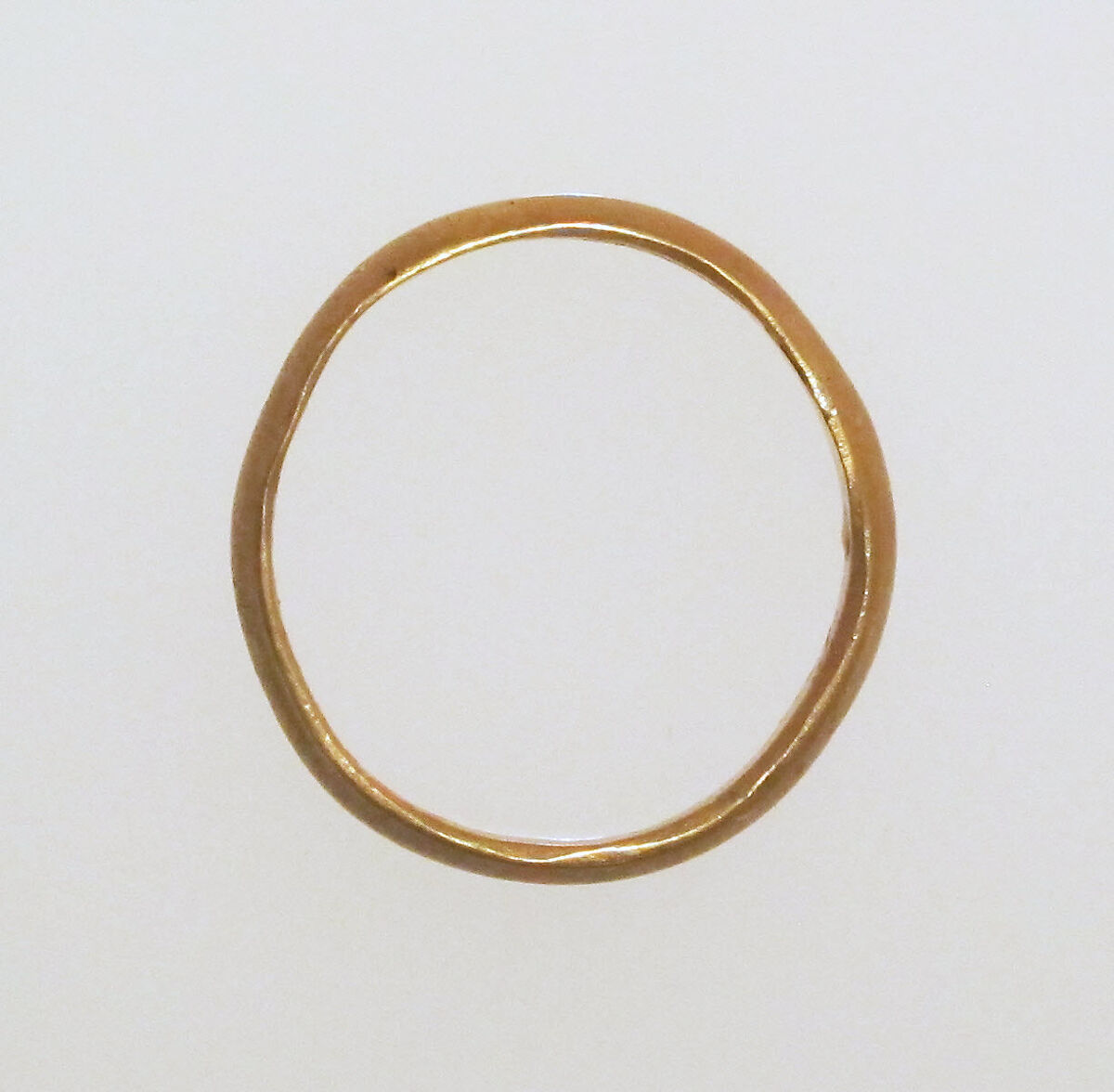 Ring with solid hoop, Gold 