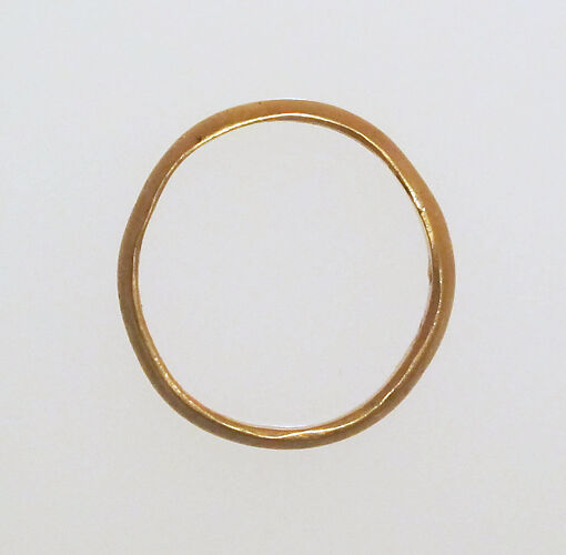 Ring with solid hoop