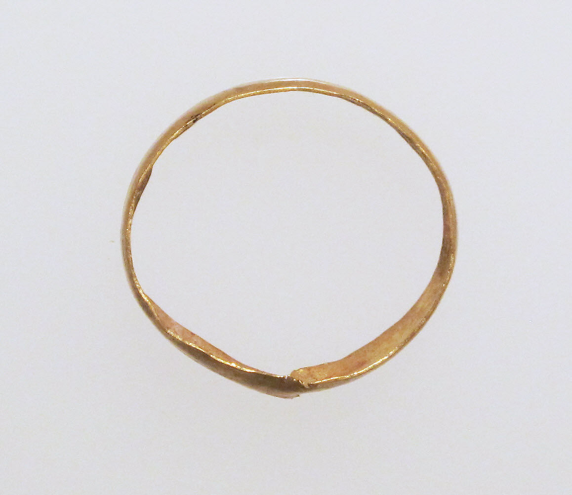 Ring with hollow hoop, Gold 