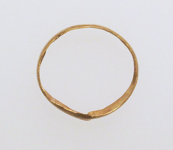 Ring with hollow hoop