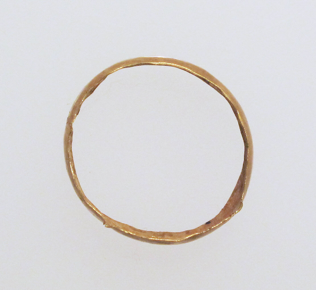 Ring with hollow hoop, Gold 