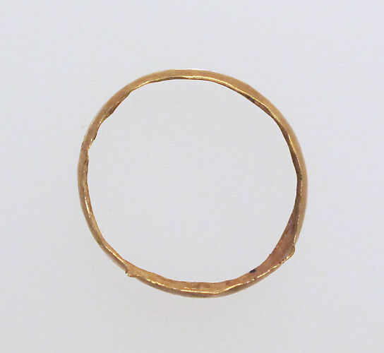 Ring with hollow hoop