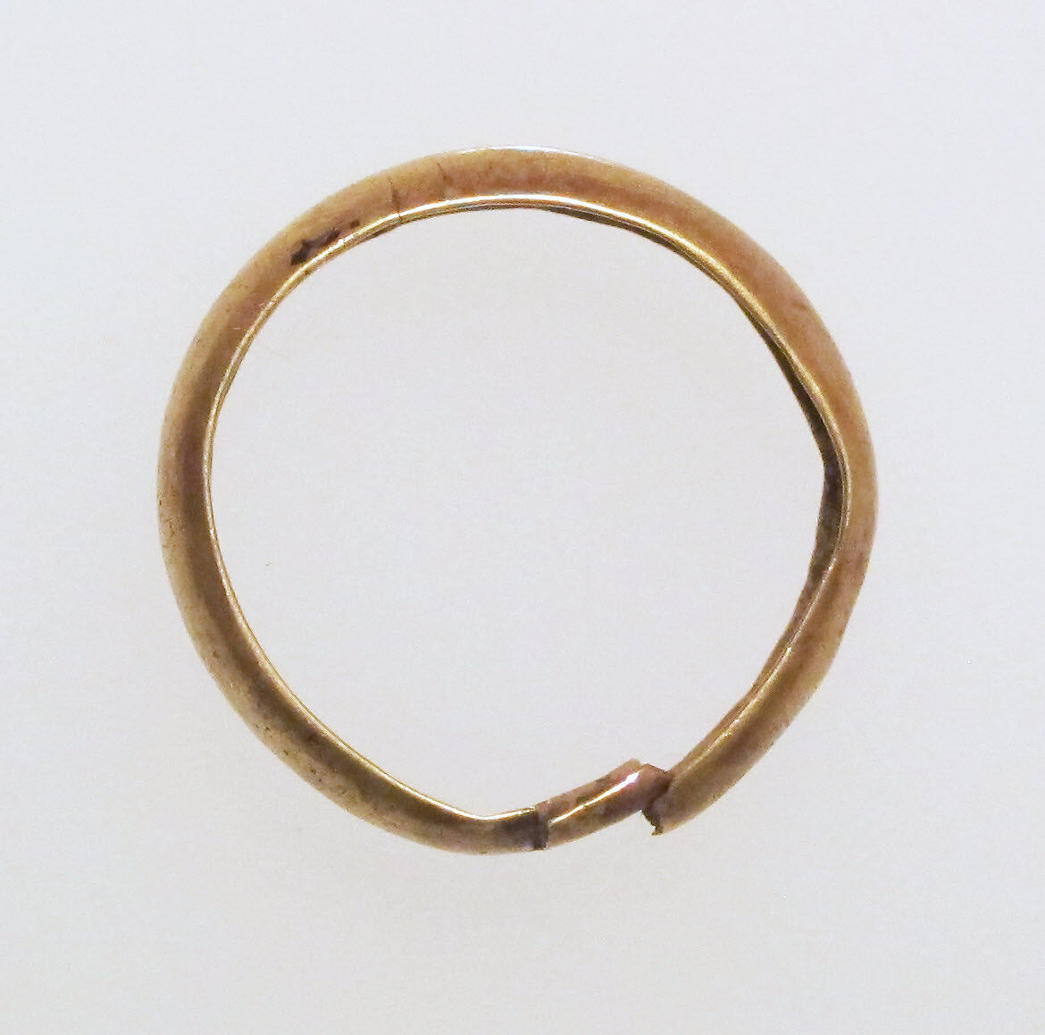 Ring with hollow hoop, Gold 