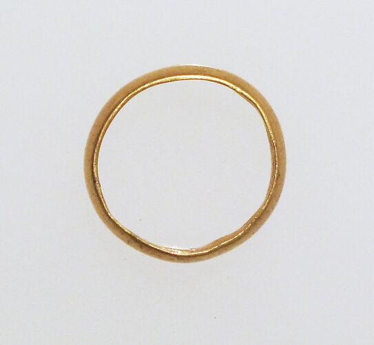 Ring with hollow hoop