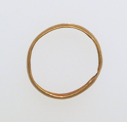 Ring with hollow hoop