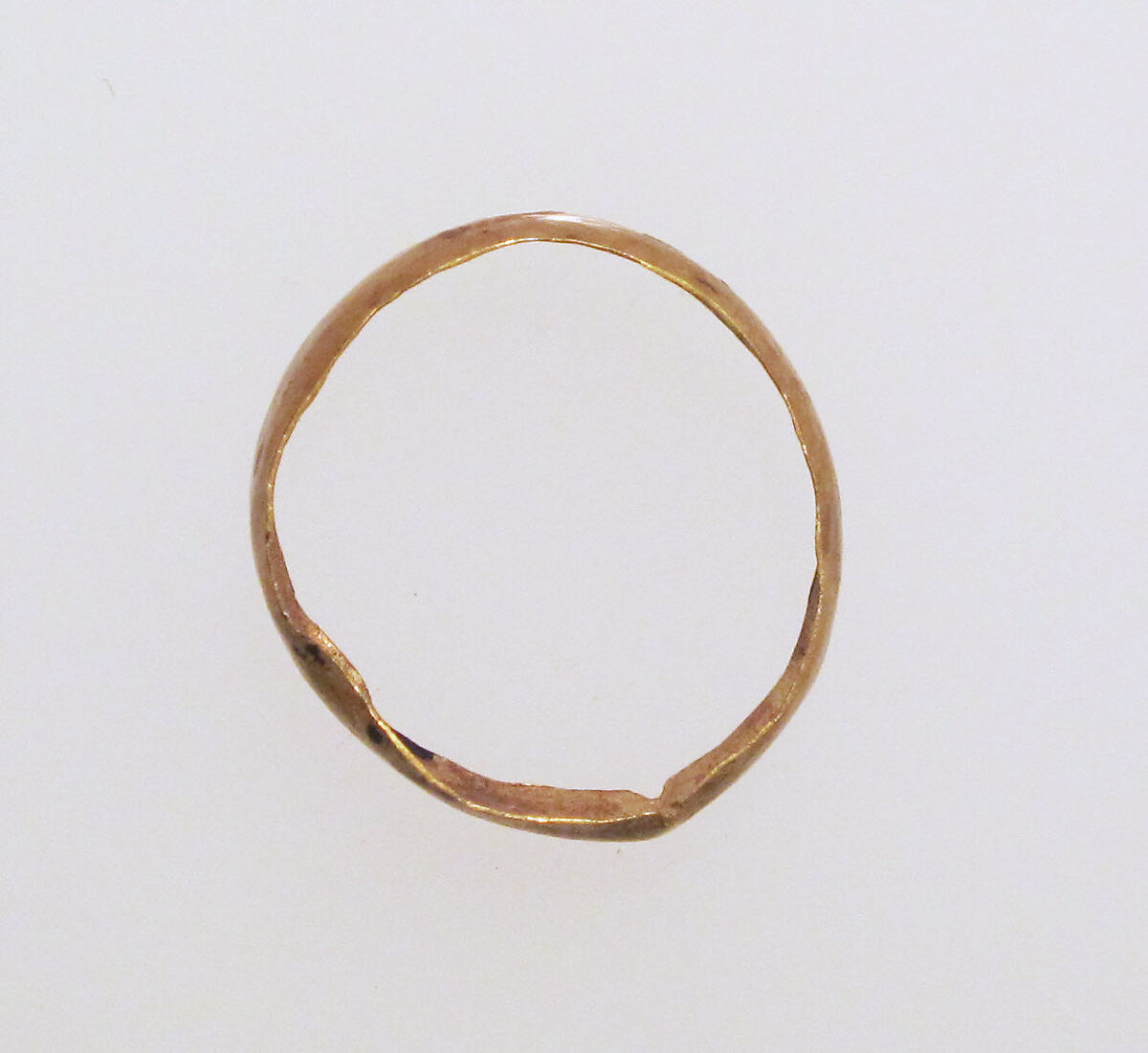 Ring with hollow hoop, Gold 