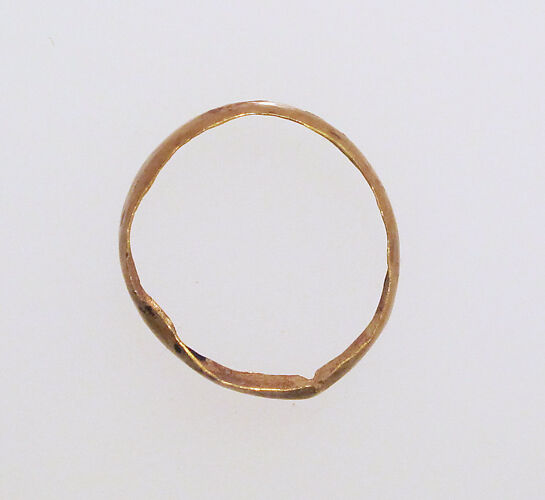 Ring with hollow hoop