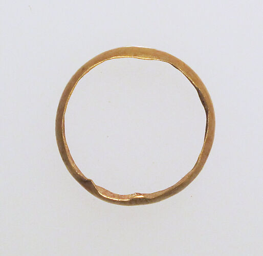 Ring with hollow hoop
