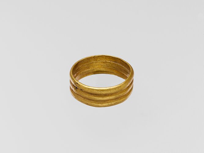 Gold ring with three horizontal ribs