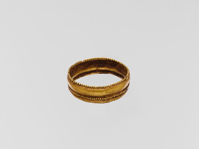 Gold ring with two horizontal ribs