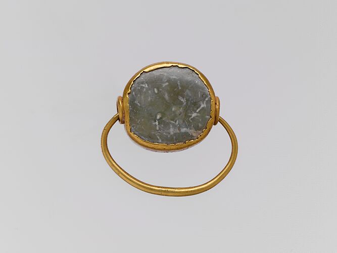 Gold hoop with picrolite stone in gold setting