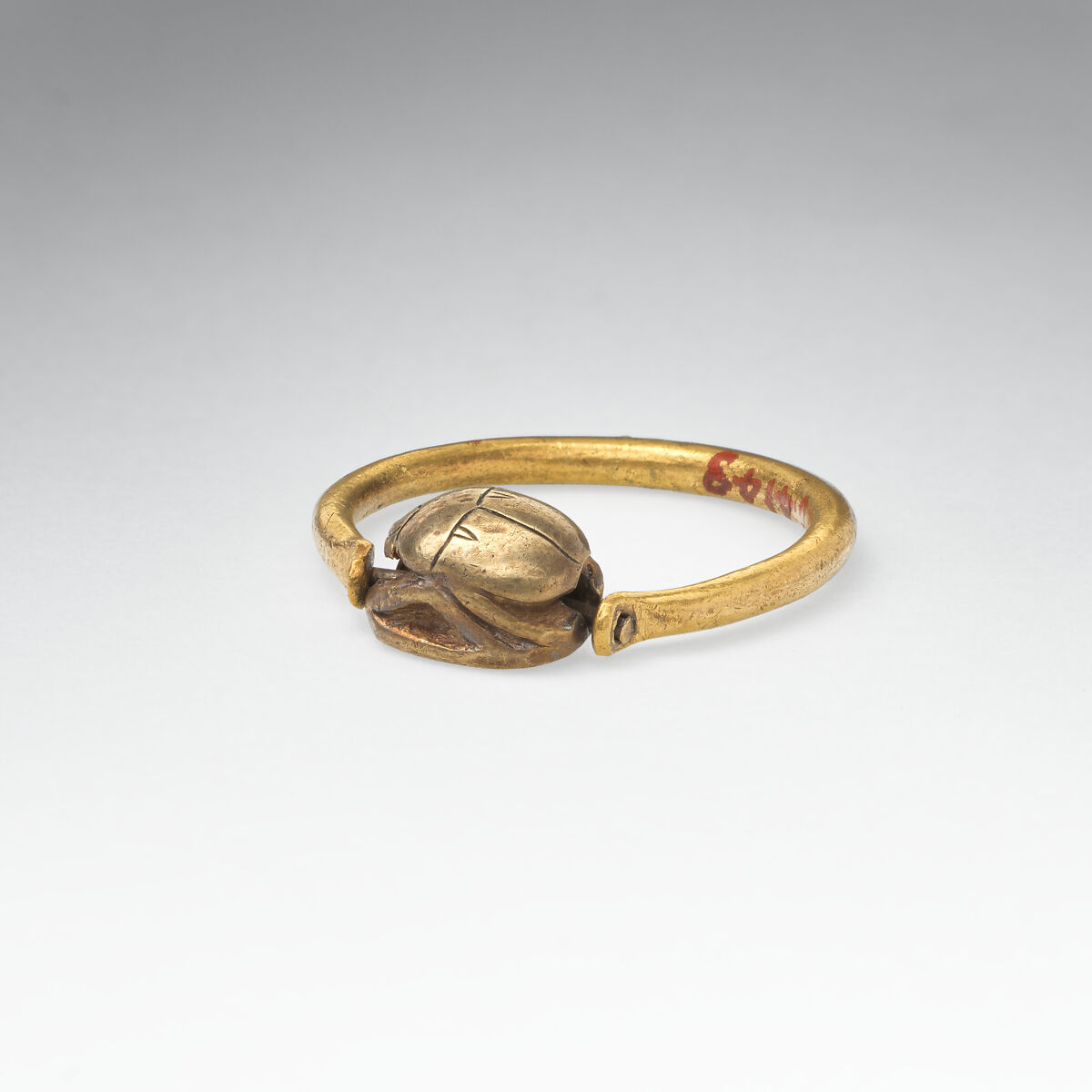 Gold scaraboid ring, Gold, gem, Cypriot