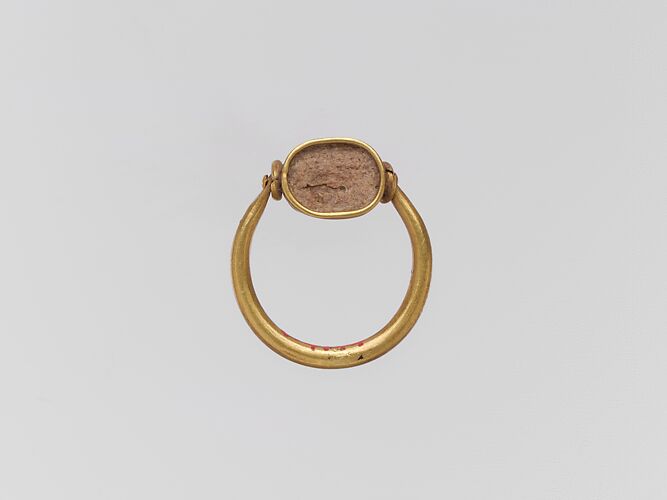 Gold ring with glass paste ring stone