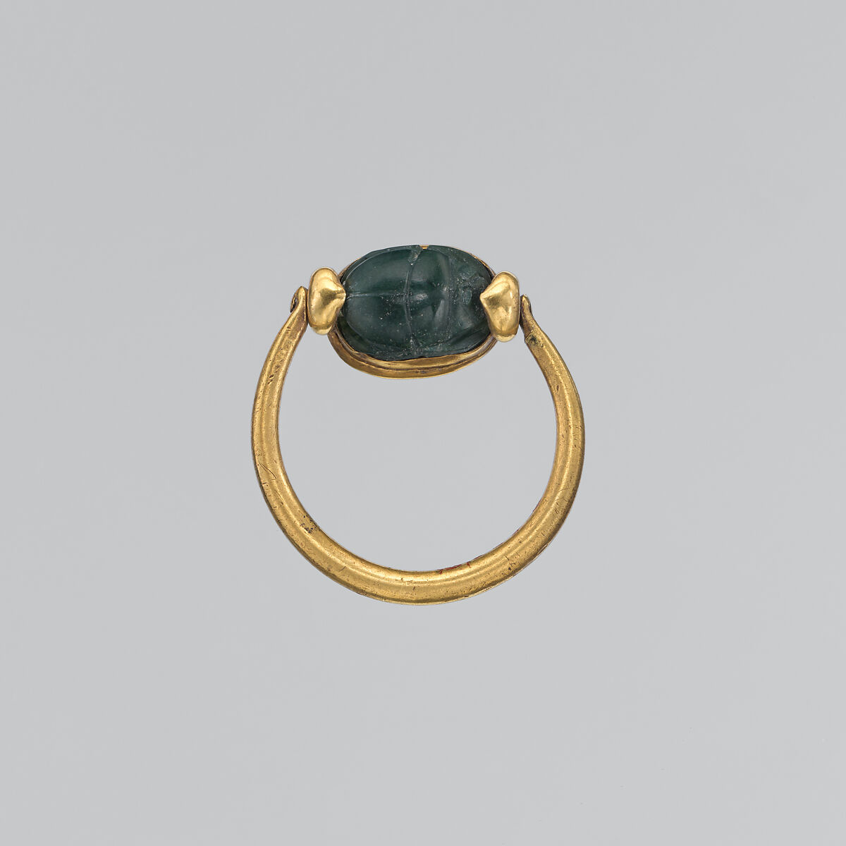 Gold ring with green jasper scaraboid, Gold, green jasper, Cypriot