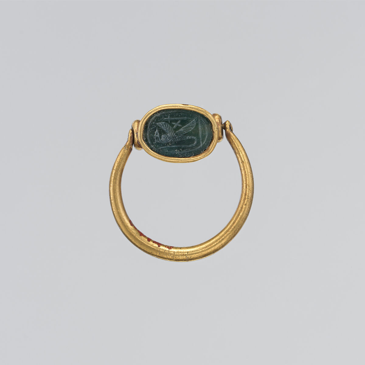 Gold ring with green jasper scaraboid, Gold, green jasper, Cypriot 