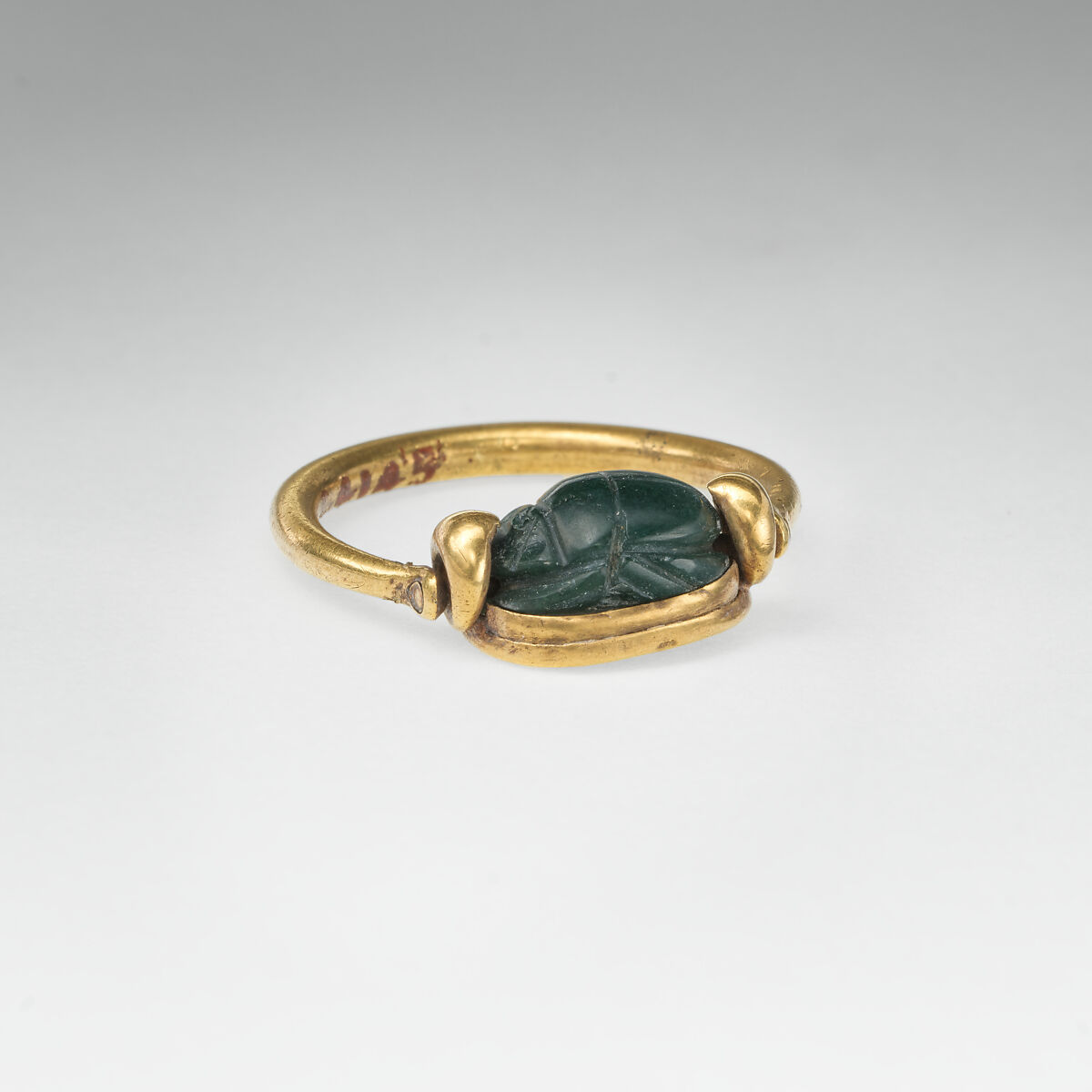 Gold ring with green jasper scaraboid, Gold, green jasper, Cypriot