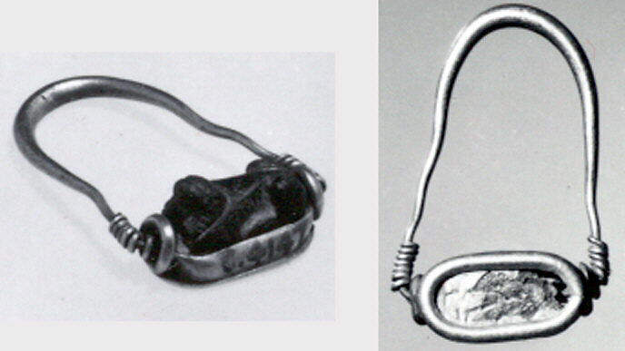 Gold ring with sphinx or lion-shaped scaraboid, Gold, glass-dark blue, Egyptian