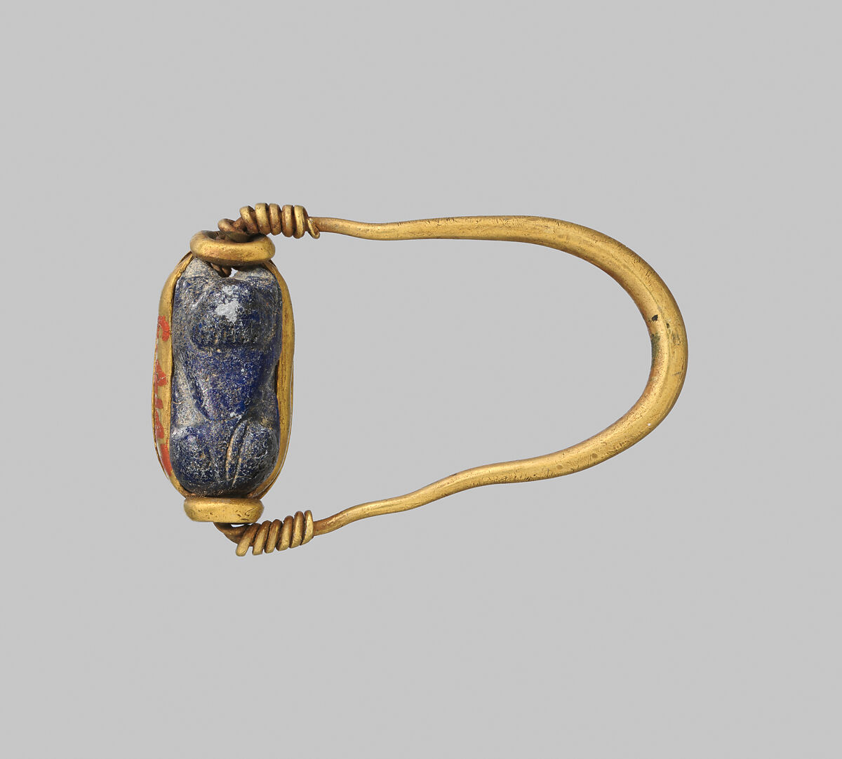 Gold ring with sphinx or lion-shaped scaraboid, Gold, glass-dark blue, Egyptian