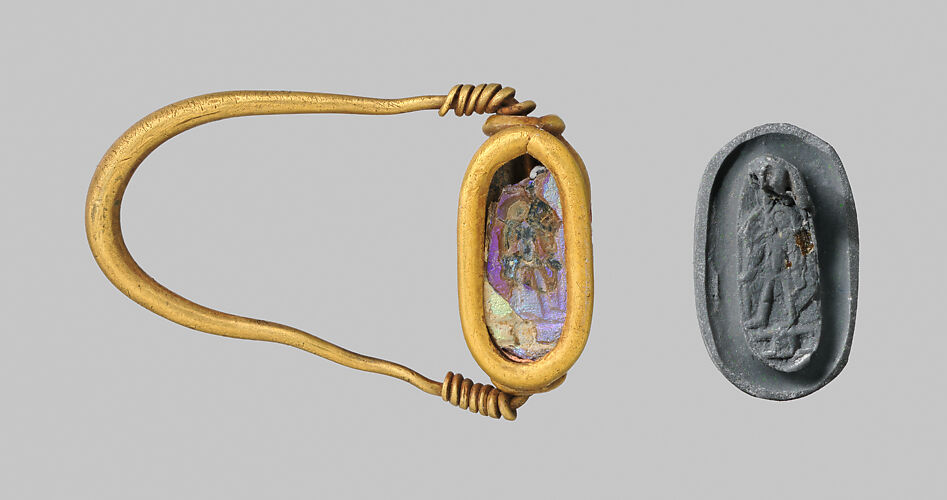 Gold ring with sphinx or lion-shaped scaraboid