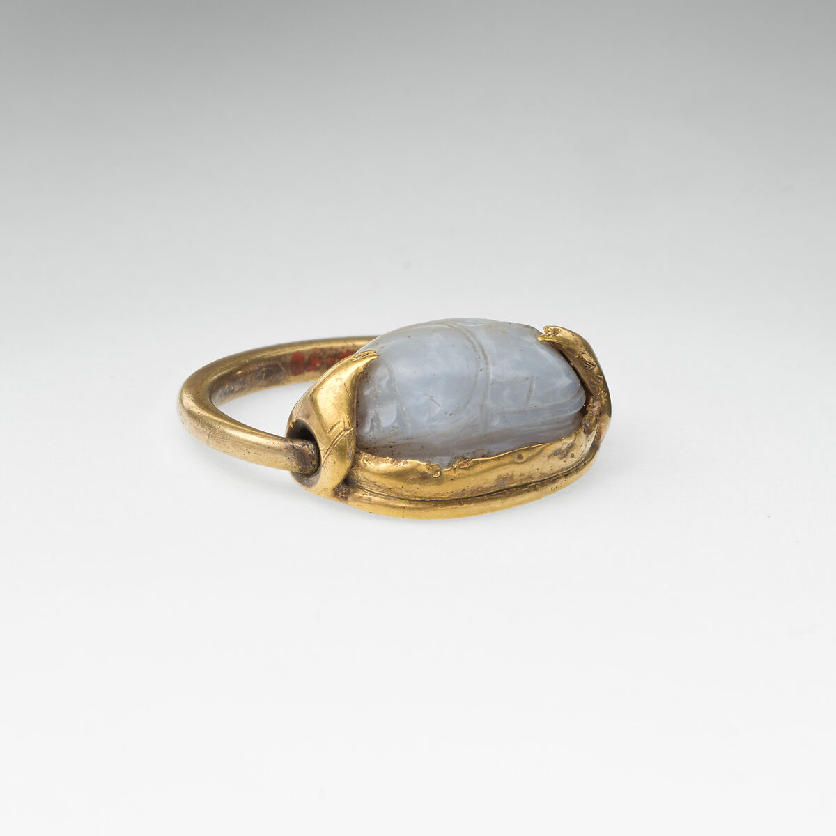 Gold ring with chalcedony scaraboid, Gold, chalcedony, Cypriot