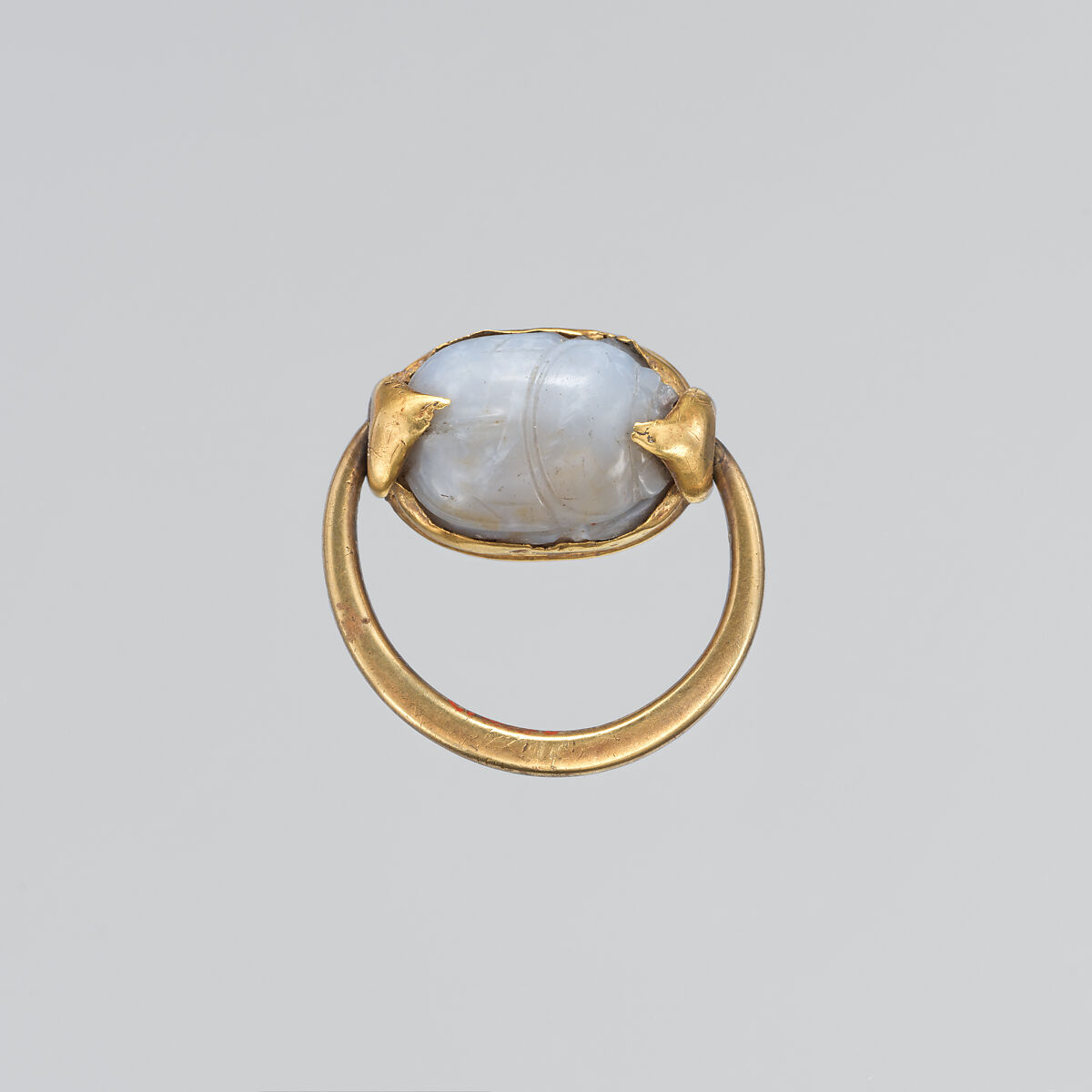 Gold ring with chalcedony scaraboid, Gold, chalcedony, Cypriot