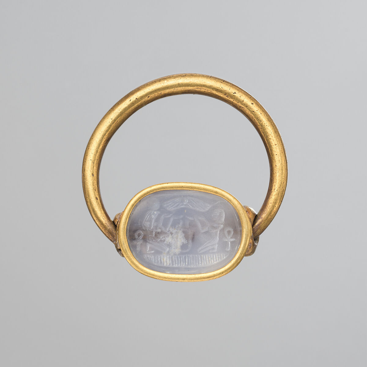 Gold ring with chalcedony scaraboid, Gold, chalcedony, Cypriot