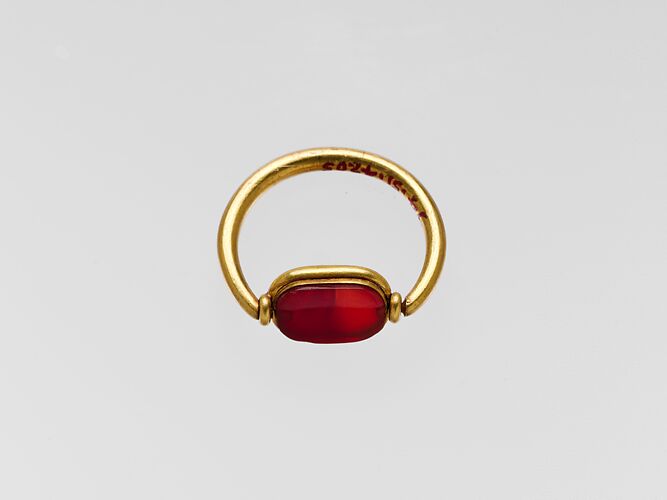 Gold ring with carnelian ring stone