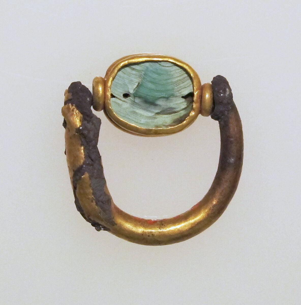 Ring with scaraboid, Silver, gold, malachite 