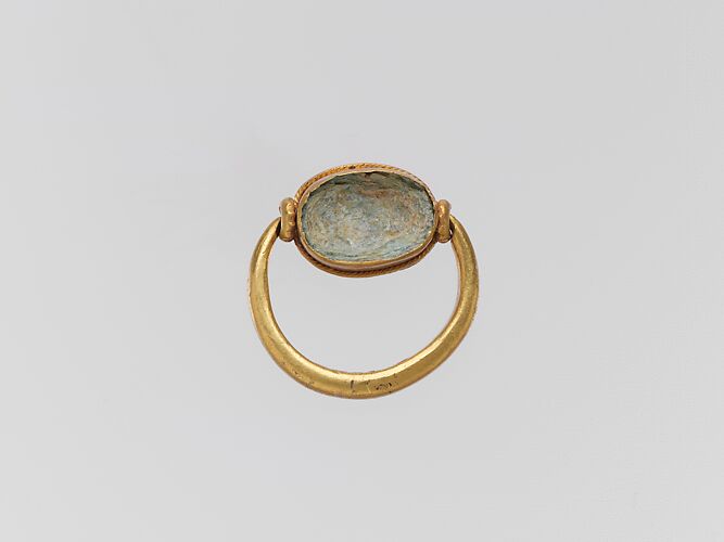 Gold ring with glass paste ring stone