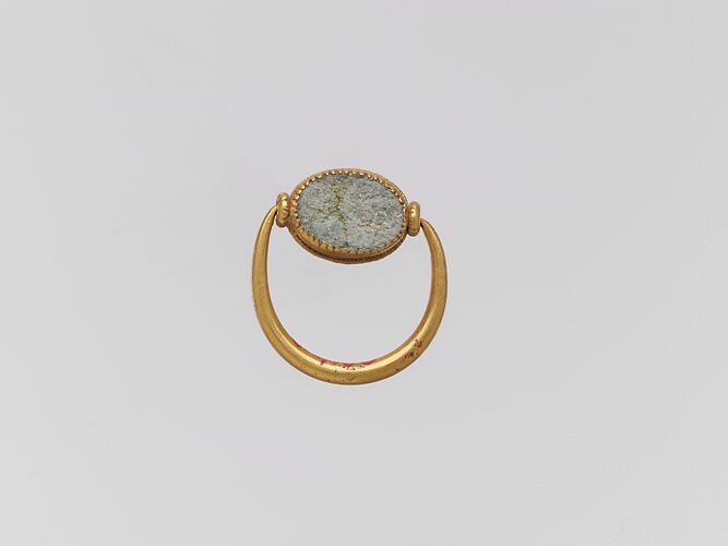 Gold ring with glass paste ring stone