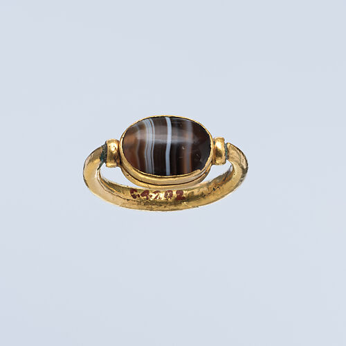 Gold ring with plain agate scaraboid