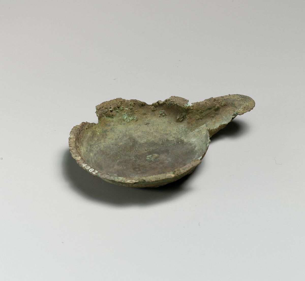 Bronze saucer-shaped lamp, Bronze, Cypriot 