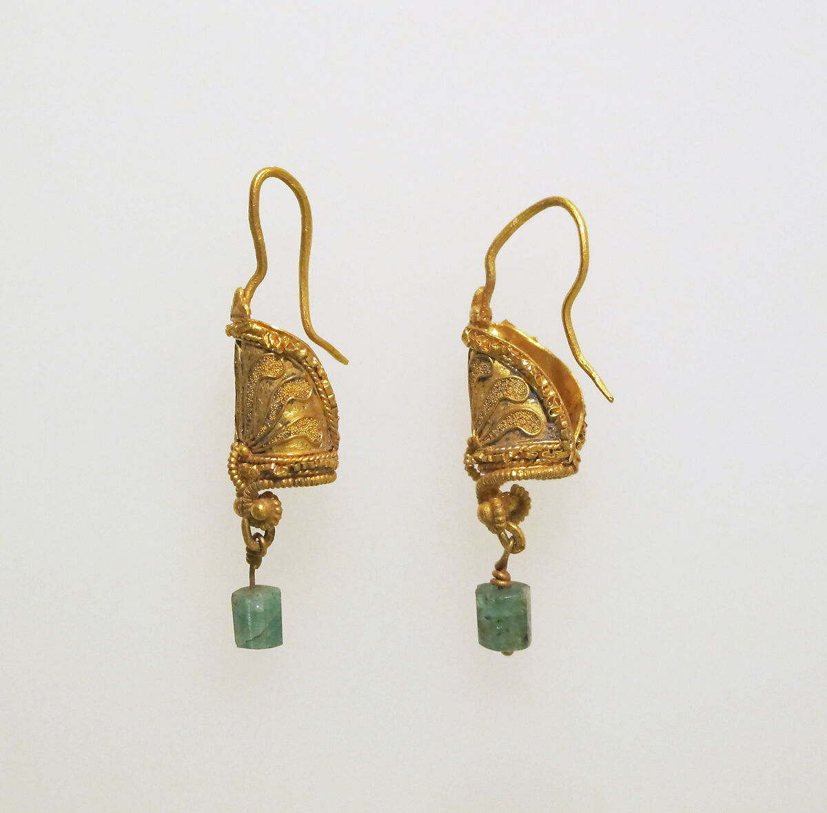 Earring in the form of a shield, Gold 