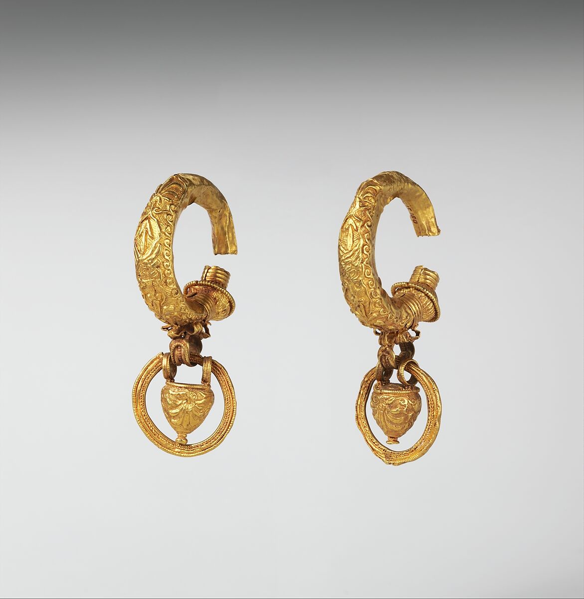 Gold earrings with pendant vase and ring, Gold, Etruscan 