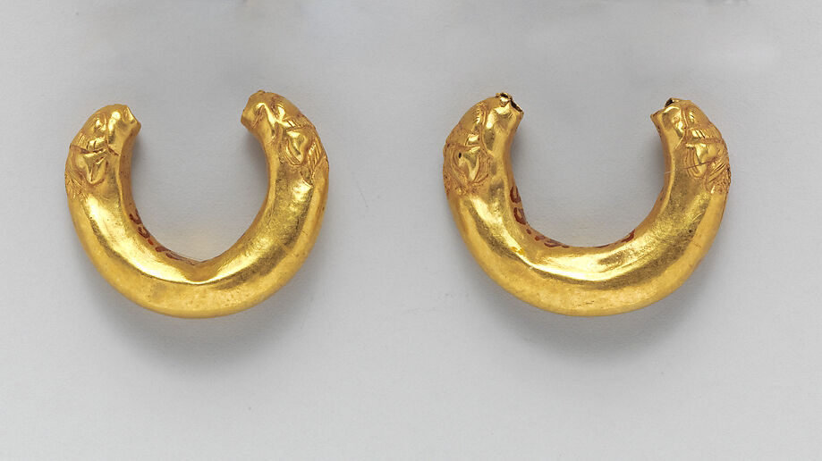 Gold boat-shaped earrings with lions' heads, Gold, Etruscan 