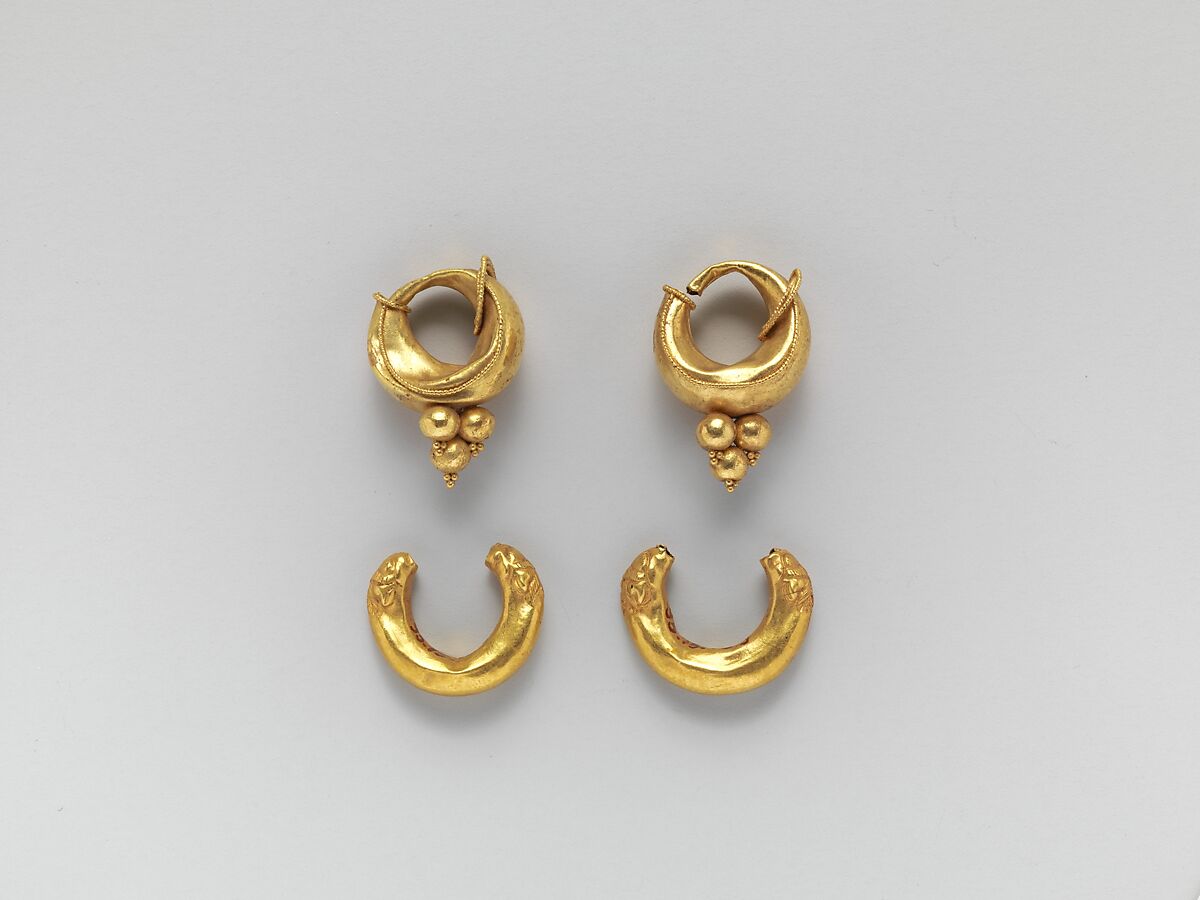 Gold boat-shaped earrings with lions' heads, Gold, Etruscan