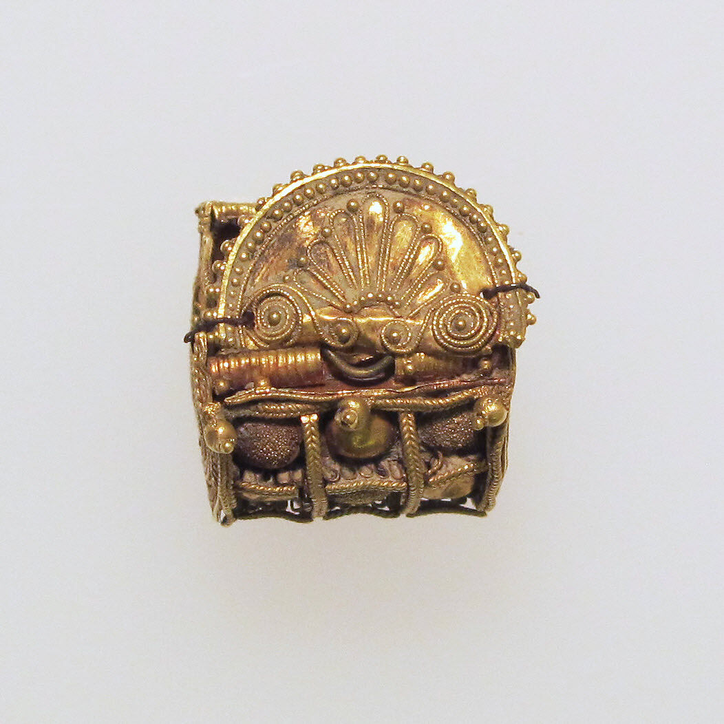 Earring, baule type | Etruscan | The Metropolitan Museum of Art