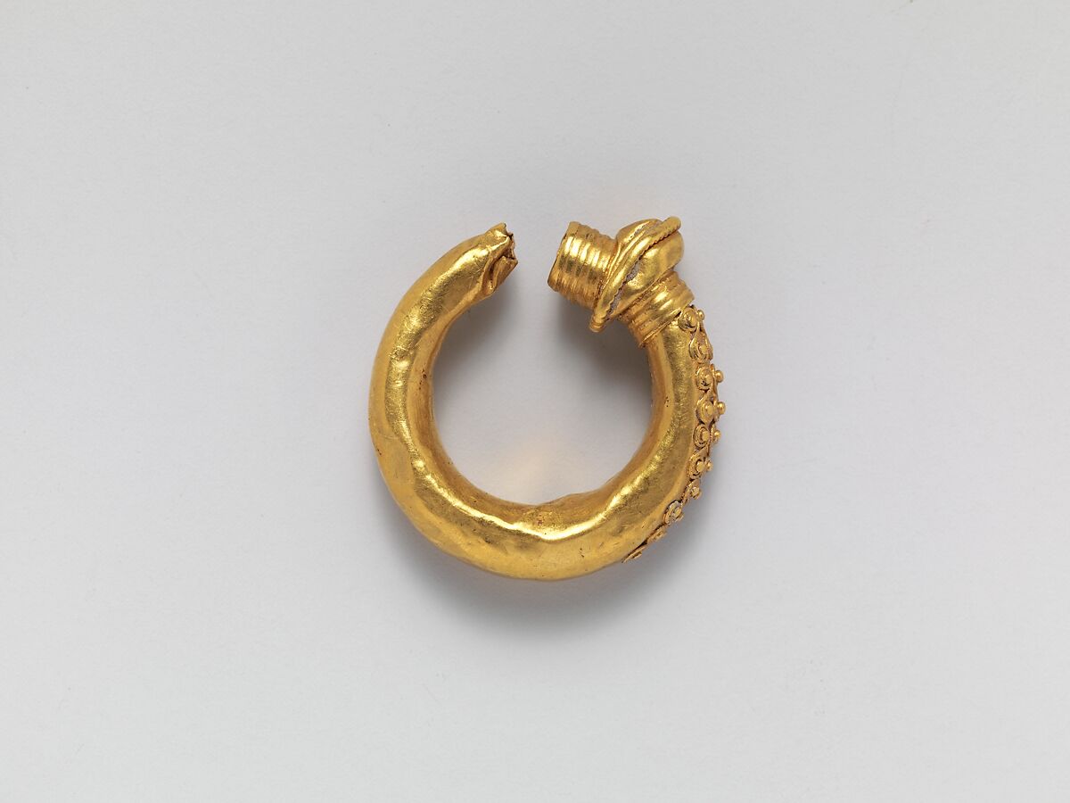 Gold earring with filigree decoration, gold, Etruscan 