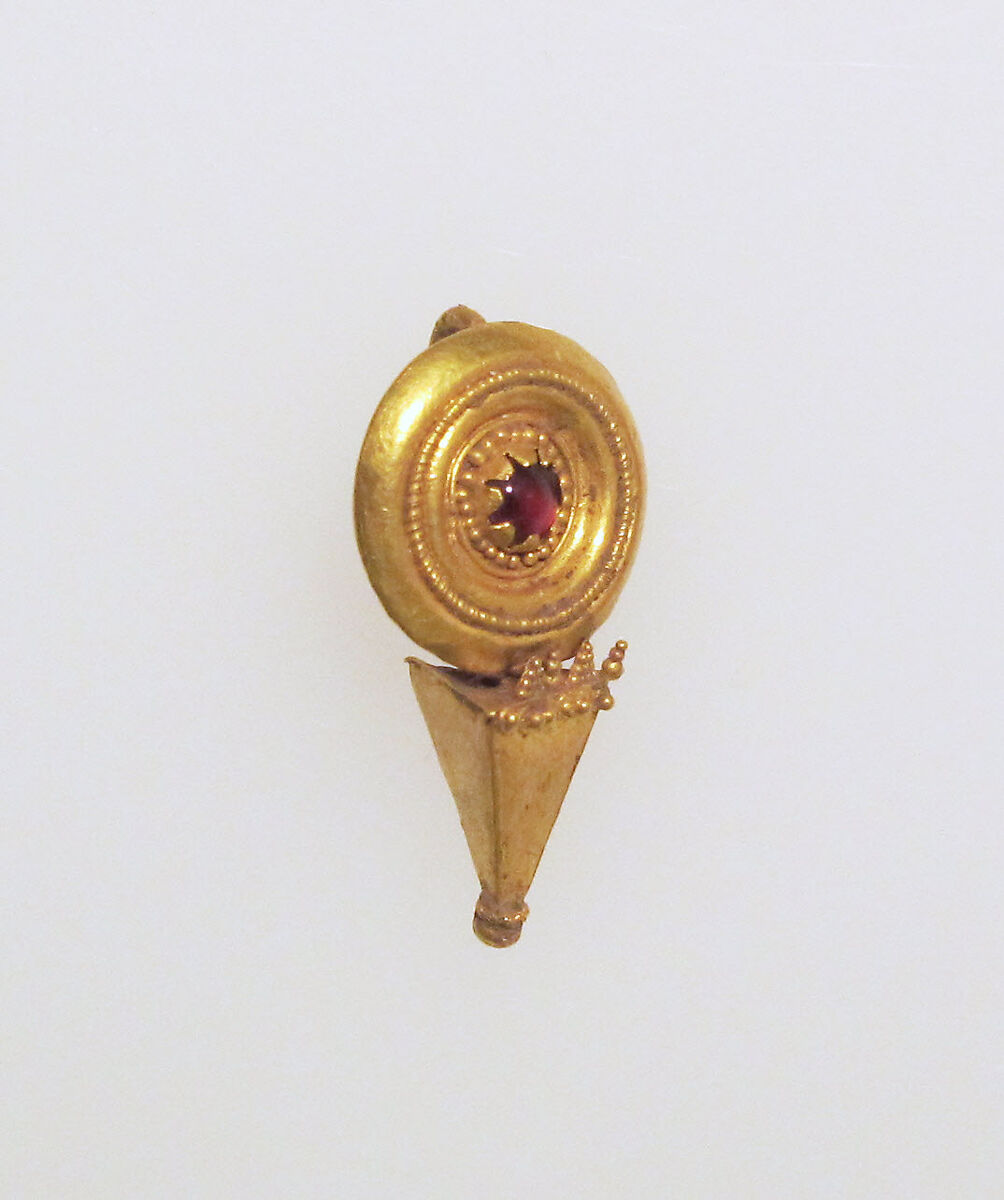 Earring with disc and pyramid, Gold, garnet ? 