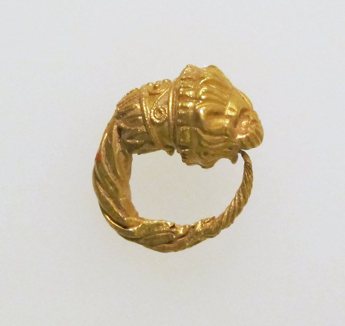 Earring with head of lion, Gold, Etruscan 