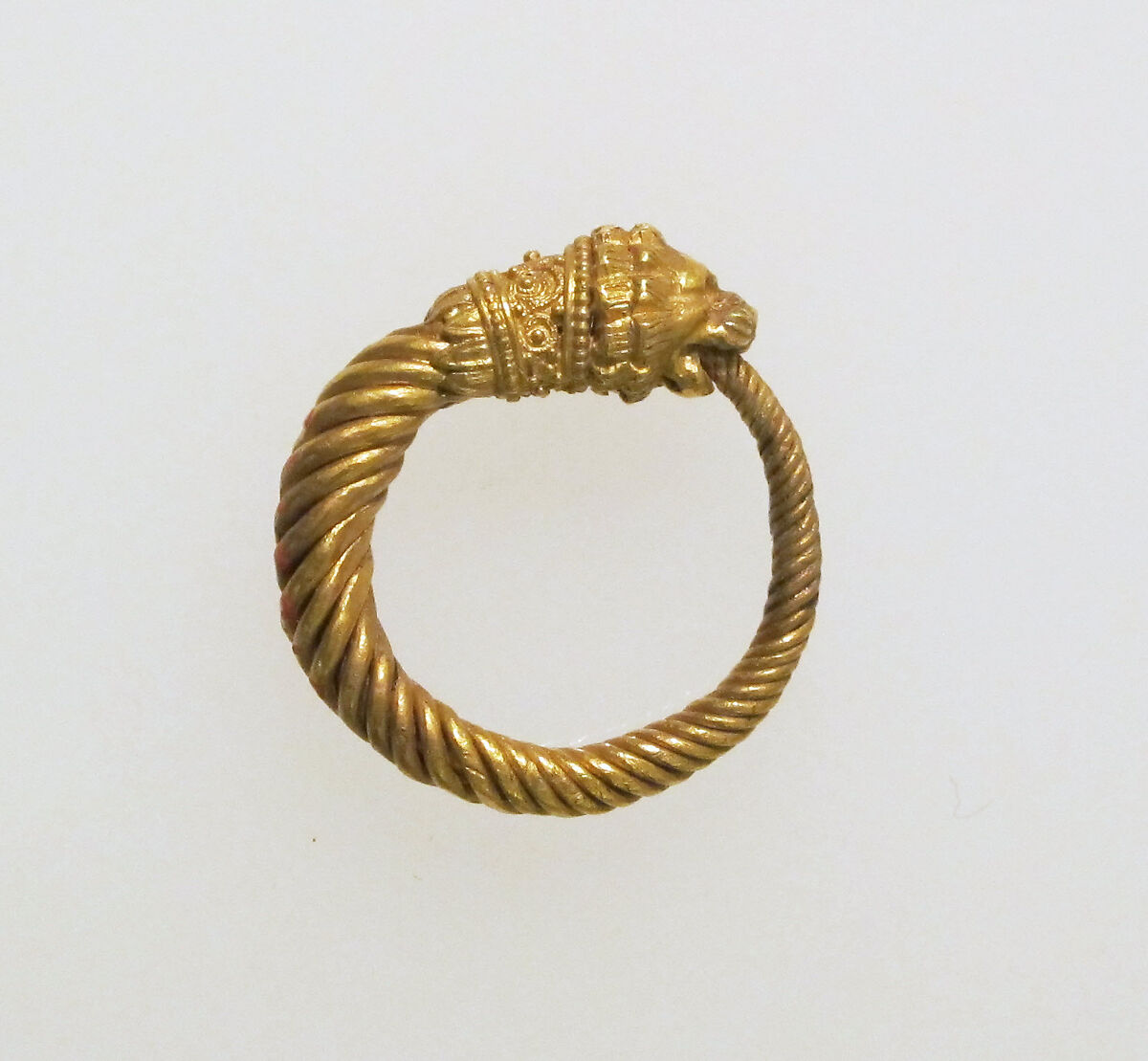 Earring with head of lion, Gold, Etruscan 
