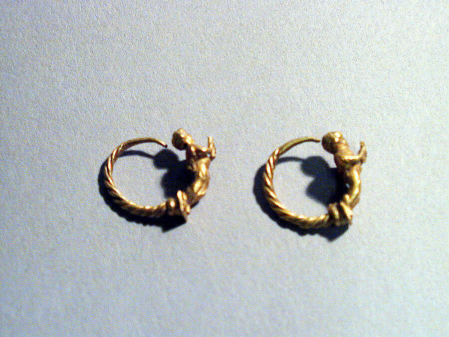 Pair of gold earrings with Erotes, Gold, Greek 